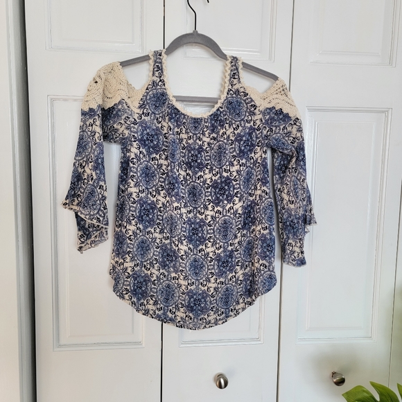 Cold shoulder lace billa top - Picture 4 of 10